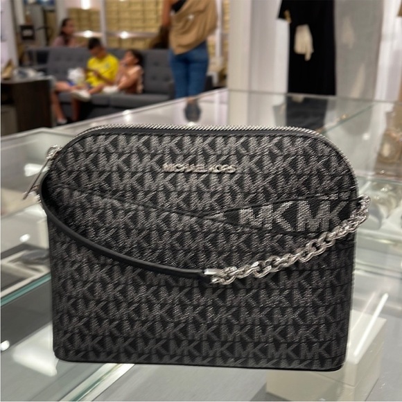 MICHAEL KORS Jet Set Medium Logo Dome - Picture 3 of 15